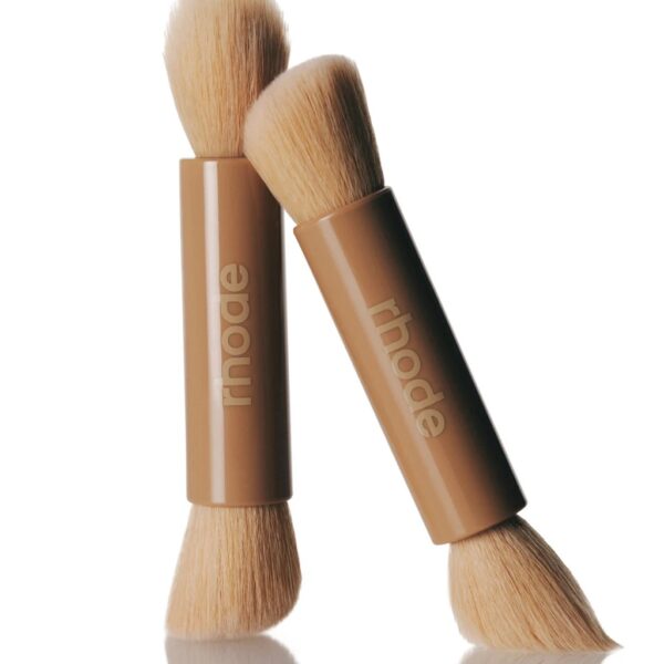 Pocket brush
DOUBLE-ENDED MAKEUP BRUSH
